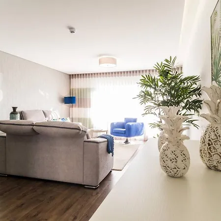 Spacious In With Included Parking Apartment *