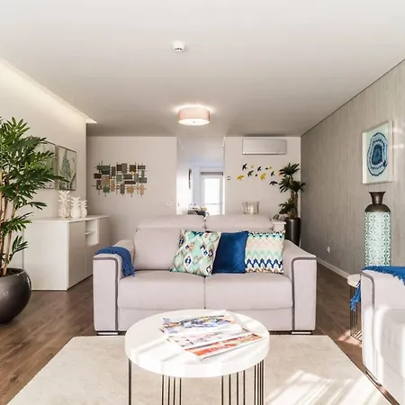 Spacious In With Included Parking Apartment *