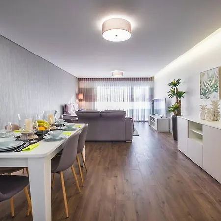 Spacious In With Included Parking Apartment *