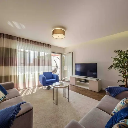 Spacious In With Included Parking Apartment