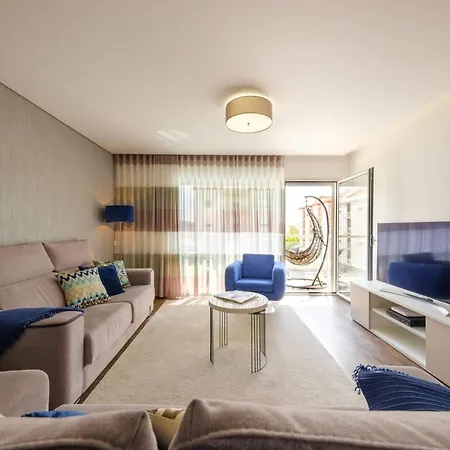 Apartment Spacious In With Included Parking *