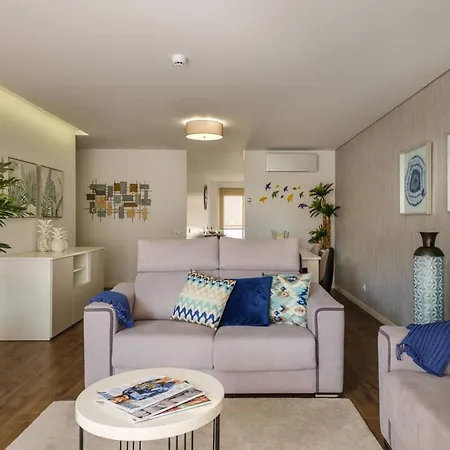 Spacious In With Included Parking Apartment *