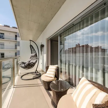 Apartment Spacious In With Included Parking *