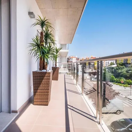 Apartment Spacious In With Included Parking *