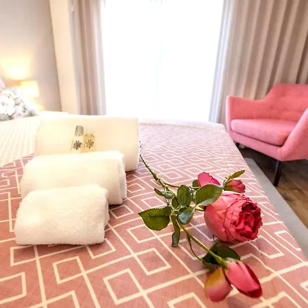 Spacious In With Included Parking Apartment *